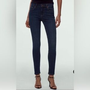 ZARA High-waisted jeans with belt loops. Front zip and button closure. Size 6